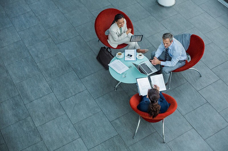 femmes et homme d'affaires discutent de stratégie à table