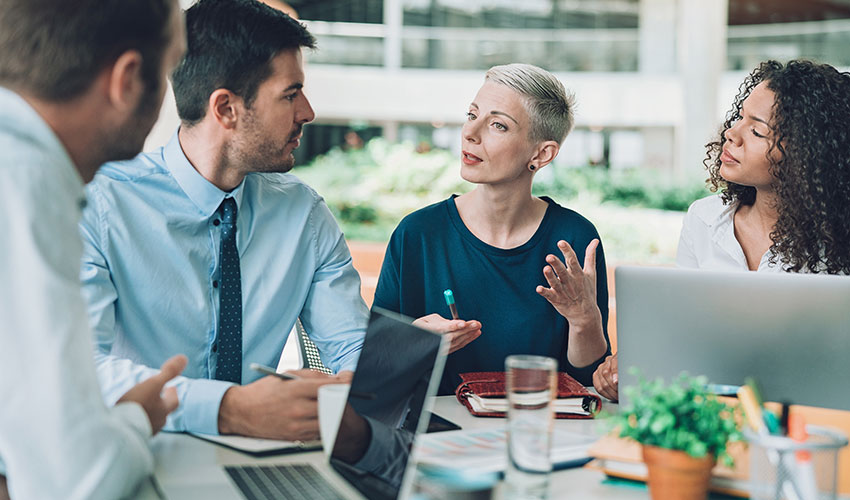 mujer de negocios con su equipo de trabajo