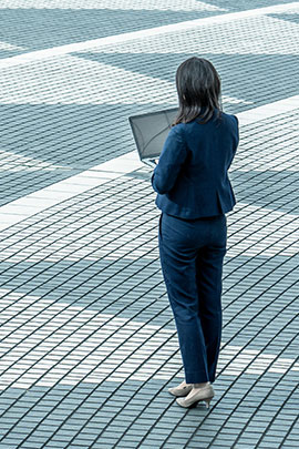 woman in plaza reading erisa fiduciary risk report