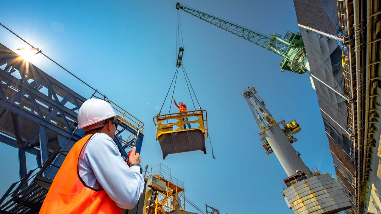 contremaître regardant vers le haut d'un chantier de construction