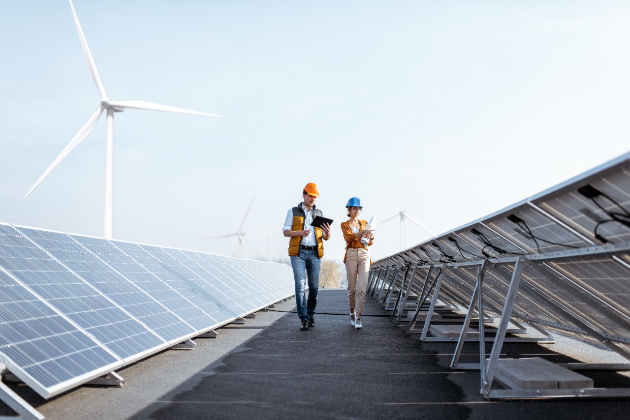 ingénieurs travaillant dans une centrale solaire