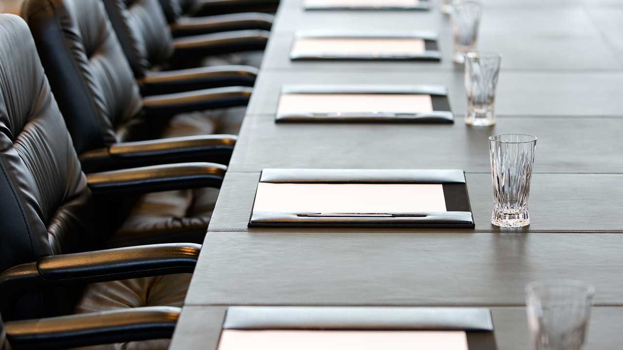 Mesa en la sala del directorio preparada para una reunión